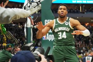 Ο Γιάννης Αντετοκούνμπο έδειξε την αφοσίωσή του στους Μπακς: «Η ομάδα που αγαπώ» (video)