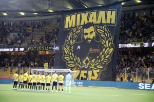 Για τον Μιχάλη: Συγκίνηση στην OPAP Arena πριν το φιλικό με την Ομόνοια, άφησαν στεφάνι και στο μνημείο οι Κύπριοι (video)