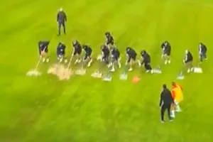 Επικό σκηνικό στην Ελβετία: Οπαδοί σκούπιζαν το βρεγμένο γήπεδο, αλλά ο διαιτητής δεν τους έκανε το… χατίρι (video)