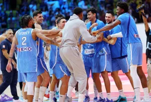 Ο Καλαϊτζάκης αποθέωσε στους Betarades τον «μικρό αδερφό» Σαμοντούροβ που βρίσκεται «στην καλύτερη ομάδα της Ευρώπης» (video)