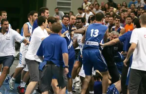 Όταν Ελλάδα και Σερβία «μετέτρεψαν» το παρκέ σε… ρινγκ (video)