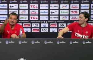 Σόου Αταμάν μετά τα «βέλη»: Η ατάκα που προκάλεσε γέλιο στη συνέντευξη Τύπου (video)