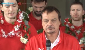 «Βουρκωμένος» Αταμάν… έσπασε πριν βγάλει λόγο: «Δεν παίρνεις ό,τι αξίζεις» (video)