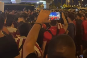 «Τρέλα» για Ποντένσε, έγινε… ερυθρόλευκο το αεροδρόμιο! (video)