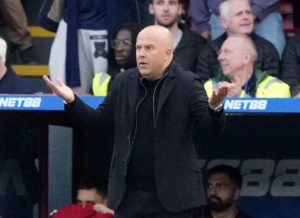  «Ένας παίκτης μας αποφάσισε να τρέξει για αντεπίθεση»: Η «τριπλή μετάφραση» στις δηλώσεις του Σλοτ! (video)