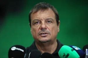 Τι είπε ο Εργκίν Αταμάν «φωτογραφίζοντας» το… σιωπηλό τάιμ άουτ στην Μπολόνια
