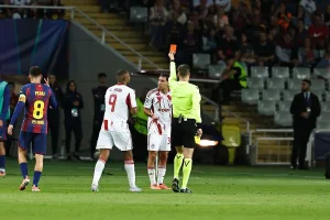 Τι λένε στην Ισπανία για την κόκκινη στον Έσε και το πέναλτι στον Ράσφορντ;