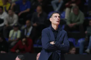 «Απαράδεκτο γι’ αυτό το επίπεδο»: Που στάθηκε ο Μπαρτζώκας στο ημίχρονο;