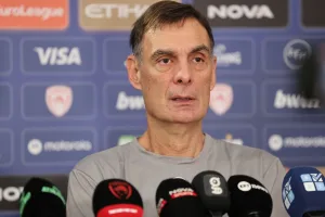 Ο Μπαρτζώκας στάθηκε στο «παράδοξο» με τα power rankings και τον Ολυμπιακό