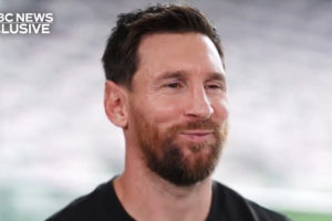 Η αντίδραση και το χαμόγελο του Μέσι, όταν χαρακτηρίστηκε ως «GOAT» (video)