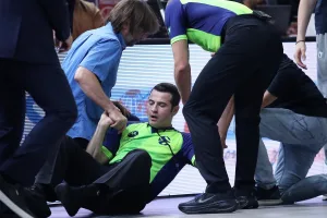 Έγινε κι αυτό: Παίκτης ελληνικής ομάδας «ξάπλωσε» διαιτητή και τον έβγαλε νοκ άουτ