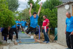 Ο Μίλτος Τεντόγλου «πετάει» μέχρι και σε… κήπο: Ο πρωτότυπος αγώνας αλμάτων που κέρδισε (video)