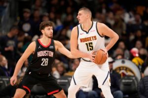 Πώς ο Νίκολα Γιόκιτς «κούφανε» τον Σενγκούν, τους Ρόκετς και τους… συμπαίκτες του; (video)