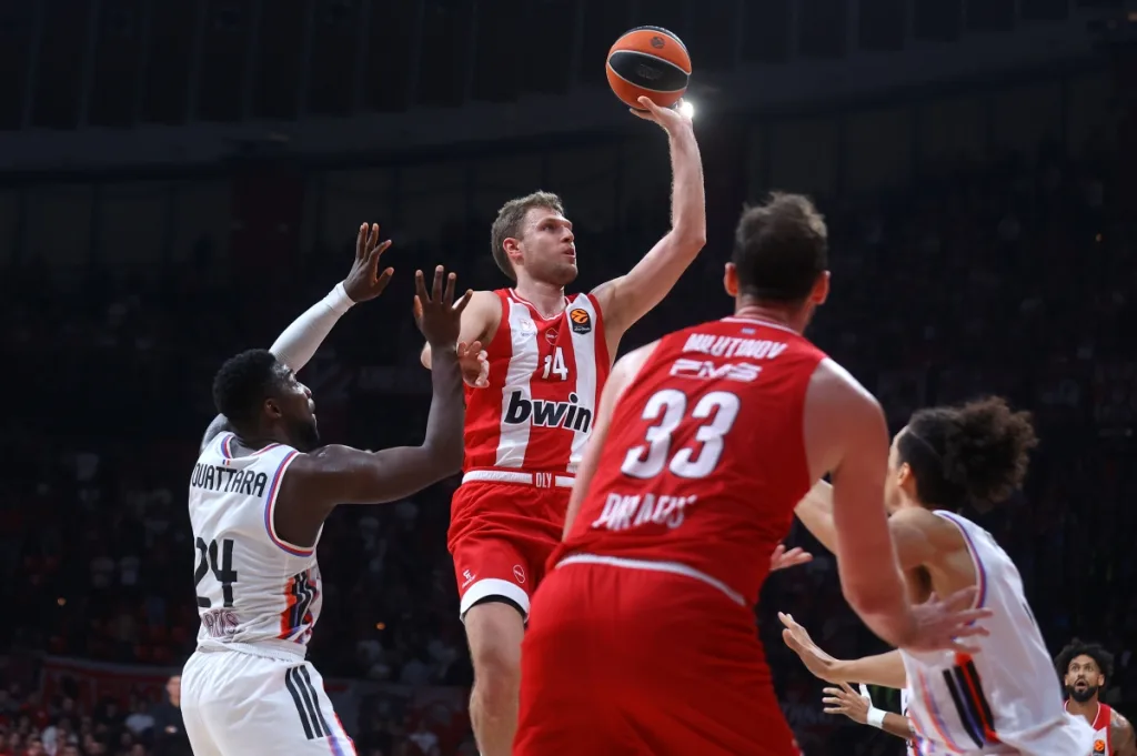 Ολυμπιακός & Παρί δύο αντίθετοι κόσμοι: Το μπάσκετ που θύμισε… χάντμπολ