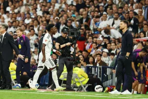 H Ρεάλ σε «κρίση»: O Βινίσιους δεν δέχεται ανανέωση, «ψυχρές» οι σχέσεις του Αλόνσο με τους παίκτες του