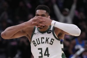 Γιάννης Αντετοκούνμπο σε «νεκρό χρόνο» και… τέζα ο αντίπαλος, 8 χρόνια μετά (video)