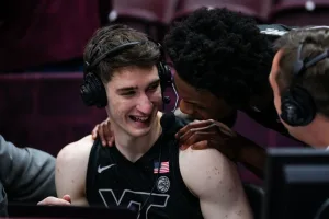 Ο Αβδάλας έχει «μάθει» ελληνικά το Βιρτζίνια Τεκ: Δέχτηκε «ντου», από συμπαίκτη του (video)