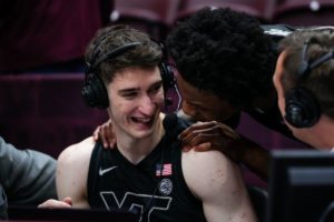 Ο Αβδάλας έχει «μάθει» ελληνικά το Βιρτζίνια Τεκ: Δέχτηκε «ντου», από συμπαίκτη του (video)