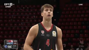 Όμορφη κίνηση από τον Μωραΐτη, που έκανε σκόπιμα φάουλ στον νεαρό Μπουρνελέ, για να σουτάρει βολές! (video)