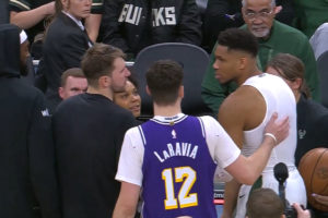 Φοβερή κίνηση από τον Γιάννη Αντετοκούνμπο, για να χαρίσει «χαμόγελα» σε rookie αντίπαλό του! (video)