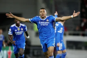 O Εμπαπέ «άγγιξε» το πιο… γρήγορο χατ-τρικ στο Champions League απέναντι στον Ολυμπιακό! (video)