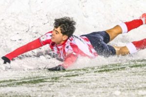 Έβαλε το γκολ της ζωής του και πανηγύρισε με βουτιά στο χιόνι (video)