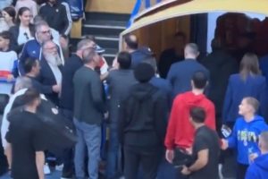 Φραστικό επεισόδιο με Μπαρτζώκα στο Περιστέρι: Τον έβρισαν και απάντησε (video)