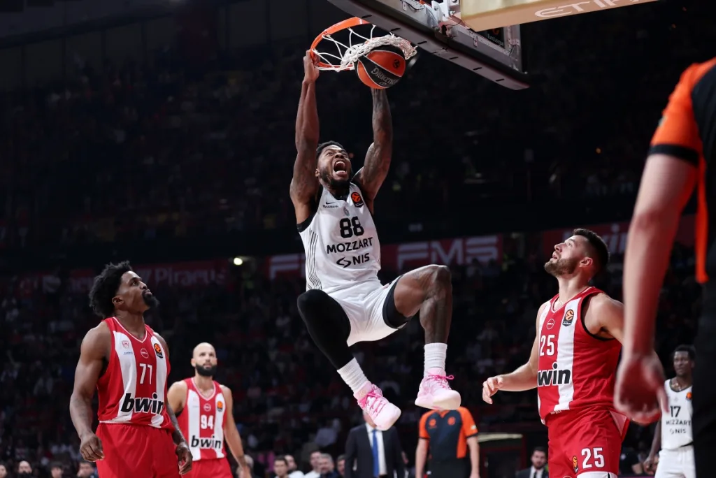 Πώς ο Ταϊρίκ Τζόουνς βρέθηκε με το ενάμιση πόδι εκτός Παρτιζάν και το «πόκερ» με Ολυμπιακό που θυμίζει Νιλικίνα