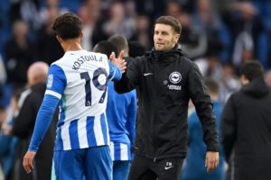 Σκληρή κριτική στον προπονητή της Μπράιτον: Τι του «χρεώνουν» για τη μεταγραφή του Κωστούλα