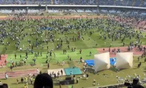 Έξαλλοι οι φαν του Μέσι στην Ινδία, μετέτρεψαν τη γιορτή σε βανδαλισμό του γηπέδου (video)