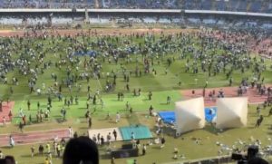 Έξαλλοι οι φαν του Μέσι στην Ινδία, μετέτρεψαν τη γιορτή σε βανδαλισμό του γηπέδου (video)