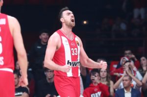 Ο Ολυμπιακός ξεσήκωσε το ΣΕΦ με τρεις πάσες και καμία ντρίμπλα (video)