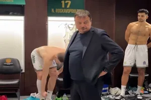 O Αταμάν πέταξε «σπόντα», μετά το μπουγέλο: «Βρέχει και εδώ; Νόμιζα μόνο στο ΣΕΦ υπάρχει αυτό το πρόβλημα» (video)