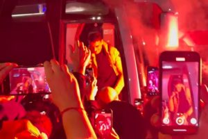 Χαμός για Μπαρτζώκα, Ντόρσεϊ & Βεζένκοφ στο ΣΕΦ – Τραγούδησε με τον κόσμο ο πρόεδρος (video)