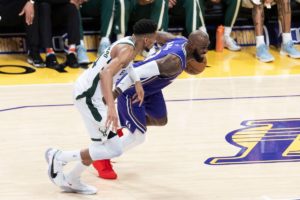 Ο Αντετοκούνμπο έσταξε μέλι για τον ΛεΜπρόν κι έφυγε με φανέλα του γιατί… «ποτέ δεν ξέρεις» (video)