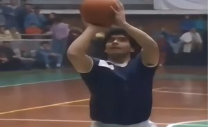 Ο Μαραντόνα με μπάλα μπάσκετ; Έγινε, μάγεψε και το χάρηκε (video)