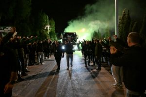 «Είμαστε μαζί σας»: Παναθηναϊκή στήριξη έξω από το ΟΑΚΑ