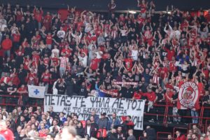 Συγκινητικό πανό: Πώς τίμησαν τη μνήμη των αδικοχαμένων φίλων του ΠΑΟΚ οι «ερυθρόλευκοι»