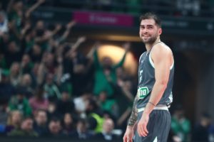 ΤΡΟΜΕΡΟΣ Τολιόπουλος ντύθηκε… Ναν και έσπασε 6 ρεκόρ καριέρας (video)