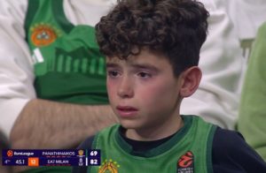 Μία εικόνα χίλες λέξεις από το «Παναθηναϊκός-Αρμάνι» στο πρόσωπο ενός πιτσιρικά