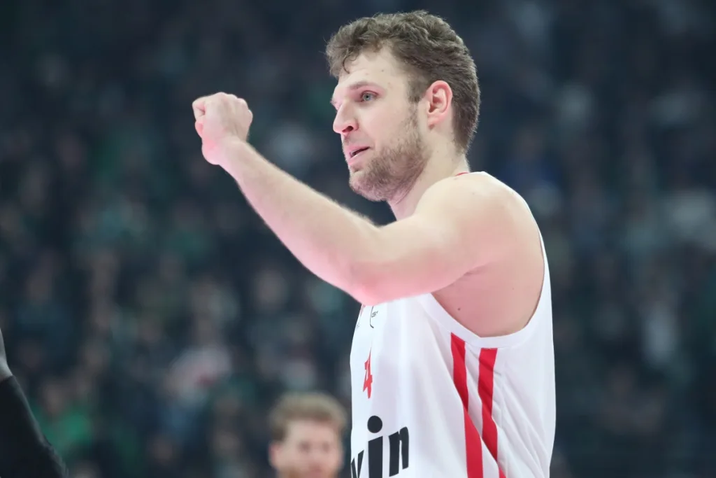 Η απάντηση του Βεζένκοφ στην αμφισβήτηση μυρίζει MVP αφού: «Άλλαξα λίγο το πώς σκέφτομαι» (video)