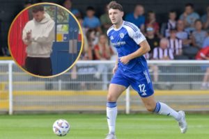 Στο σχολείο γυμναστής, στο ποδόσφαιρο «ήρωας»: Παιδάκια χειροκρότησαν παίκτη της Μάκλσφιλντ! (video)