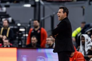 Έξαλλος ο Ιτούδης, με τους διαιτητές: Οι παίκτες & οι συνεργάτες του προσπάθησαν να τον ηρεμήσουν! (video)