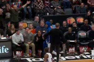 Υπέροχη στιγμή: Φίλοι αντίπαλης ομάδας φώναζαν το όνομά του και τον αποθέωσαν όταν μπήκε (video)