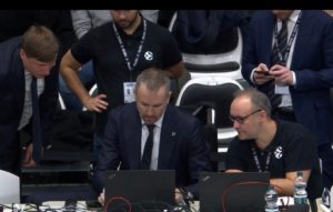 Απίστευτο κι όμως αληθινό: Προπονητής στην Ευρωλίγκα κάθισε στην γραμματεία και έγραψε σε λάπτοπ