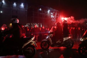 Συγκινητικές στιγμές στη Θεσσαλονίκη: Χιλιάδες άνθρωποι «υποδέχτηκαν» τις σορούς των επτά αδικοχαμένων φίλων του ΠΑΟΚ (video)