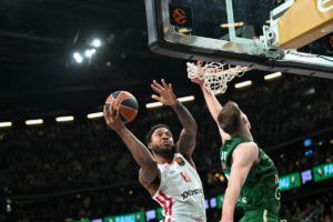 Ο Ταϊρίκ Τζόουνς παίζει στον Ολυμπιακού κι αυτό φαίνεται: Το ασυνήθιστο του «ερυθρόλευκου» ημιχρόνου στο Κάουνας