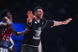 Ο Γιάννης Αντετοκούνμπο πήρε το… αίμα του πίσω από τον Σαράνια (video)