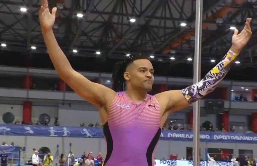 ΑΠΙΘΑΝΟΣ Καραλής «πέταξε» στο Νο.1 του κόσμου για το 2026, με πανελλήνιο ρεκόρ, «απείλησε» και τον Ντουμπλάντις! (video)