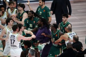 «Χαμός» μετά το buzzer-beater του Μπόλντγουιν: Ένα «κουβάρι» οι παίκτες Παναθηναϊκού & Φενέρμπαχτσε (video)